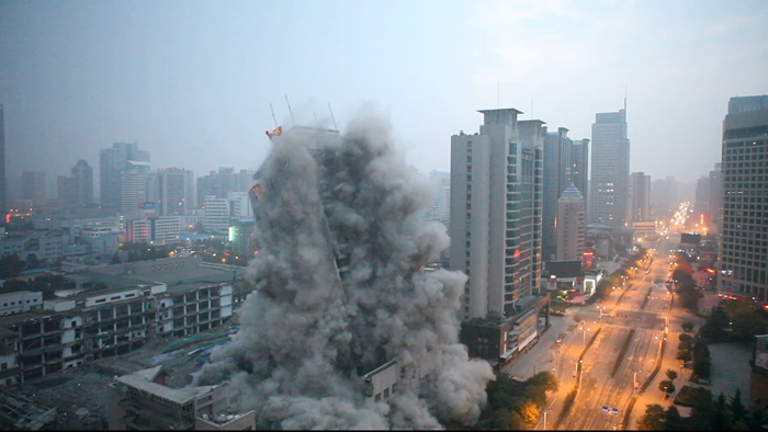 2015年11月15日，鵬程爆破公司爆破拆除118米高環(huán)球西安金花辦公大樓創(chuàng)出全國第一爆